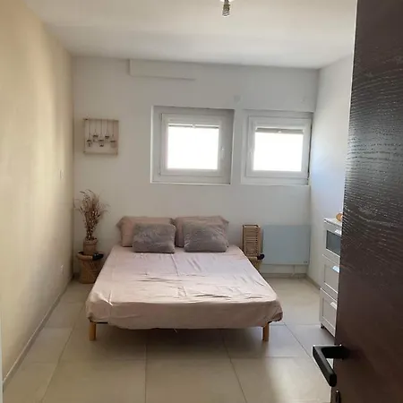 Location Saisonniere Bas De Villa Semaine Apartment Six-Fours-les-Plages